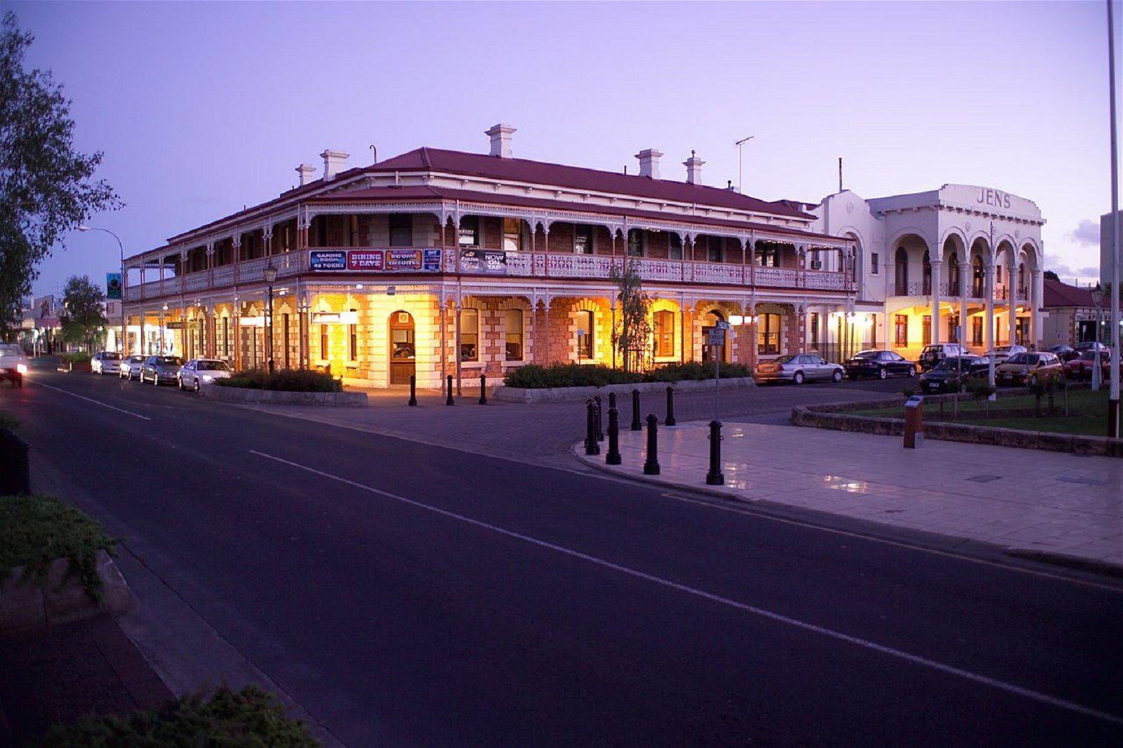 Jens Town Hall Hotel - Tourism Gold Coast