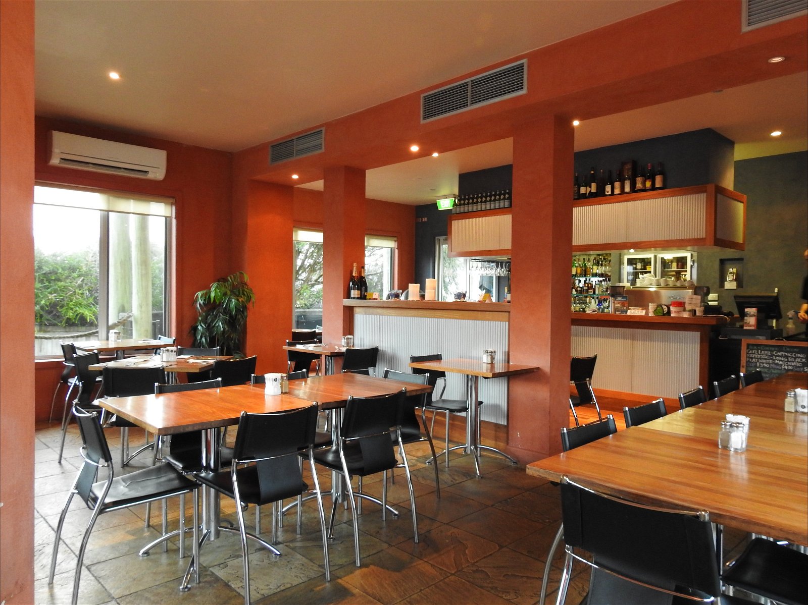 Waves Cafe Bar and Restaurant - New South Wales Tourism 