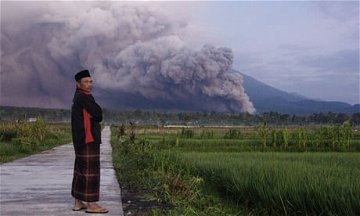 Semeru volcano: 2,000 evacuated as Indonesia issues highest warning
