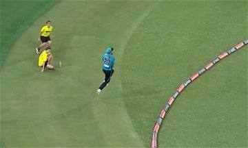 Sensational juggled catch outside the boundary secures Brisbane Heat’s BBL win over Sixers