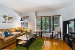 Lincoln Park 2 Bedroom Condo With Parking