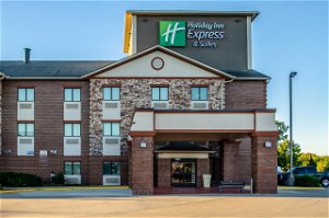 Holiday Inn Express & Suites - Olathe South