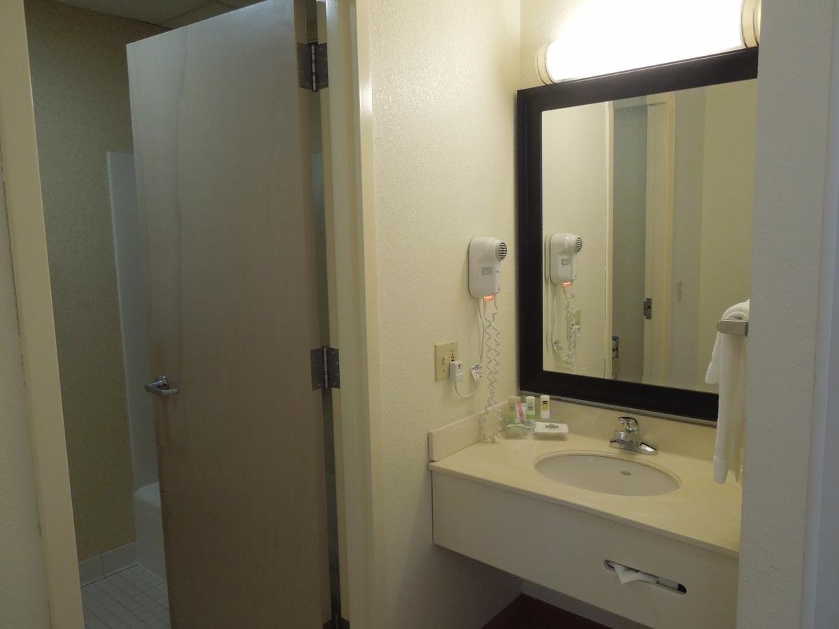 Country Inn & Suites By Radisson, Port Clinton, OH - thumb 19