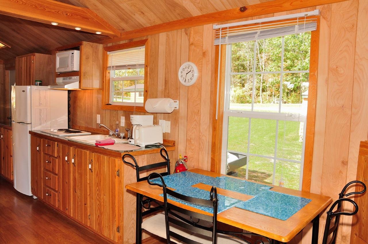 Plymouth Rock Camping Resort Deluxe Cabin 17 - thumb 4