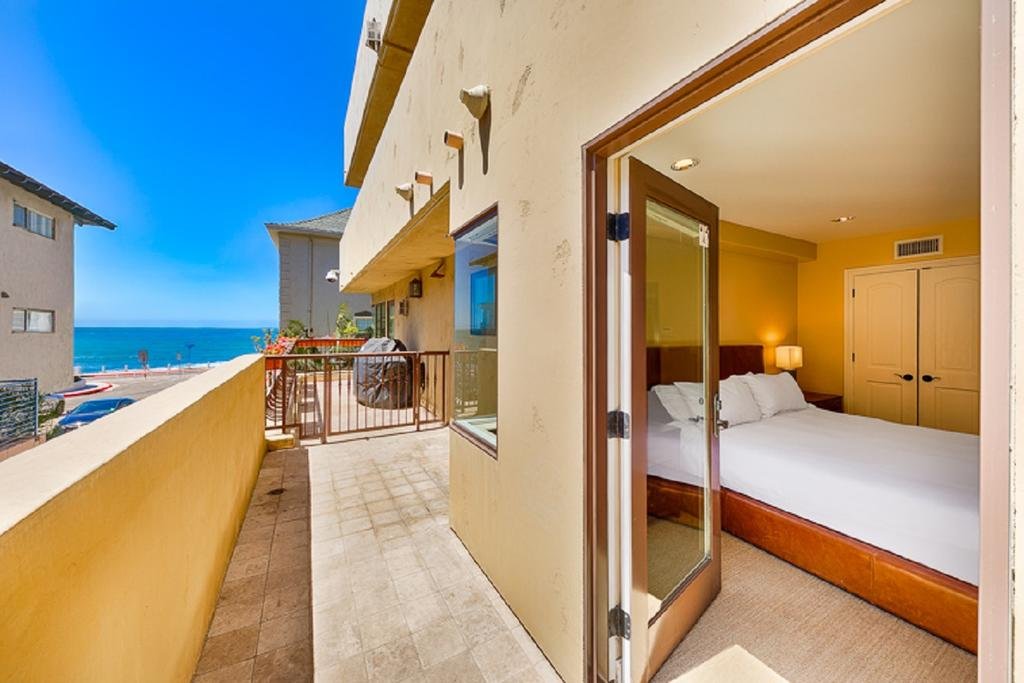 225 - Luxurious Windansea Beach Vacation Condo Three-Bedroom Apartment - thumb 1