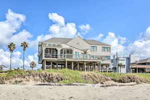'Pirates Beach' Oceanfront Home With 2 Sundecks!