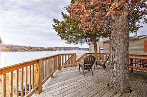 'The Far Out' Camdenton Cottage With Dock Access!