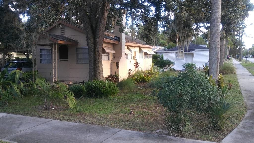 1 Cozy Bungalow and 1 Cozy Efficiency Cottage in Titusville Orlando Tourists