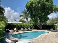 1 private bedroom-private entrance pool access-close to beach