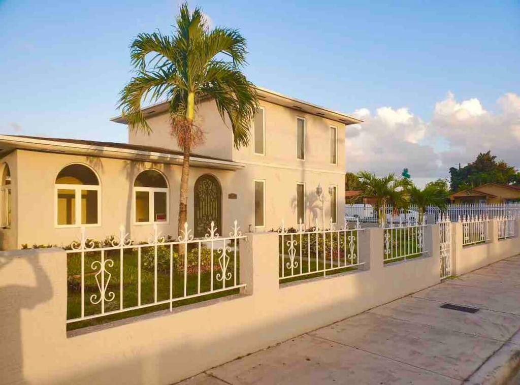 5 STARS-3 BEDROOM LUXURY HOME by life is good llc. Orlando Tourists
