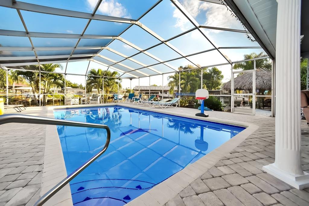 Apollo Beach Home w/ Pool Room To Entertain Pet Friendly home Orlando Tourists