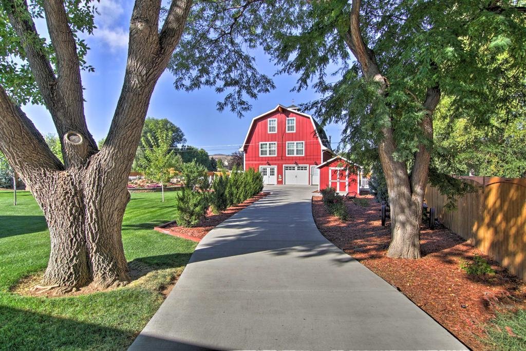 Barn Retreat and Event Venue 5 Miles to Old Town Orlando Tourists