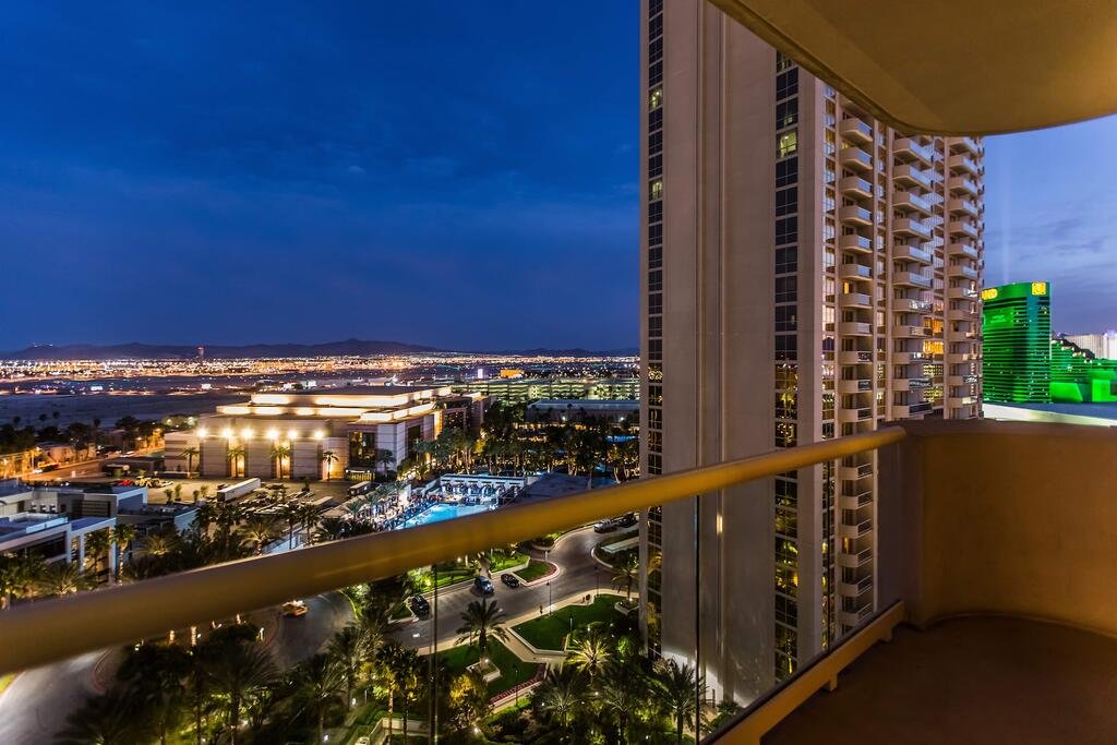 Beautiful Mountain View 1BR with Balcony- Free Valet - No Resort Fees Accommodation Florida