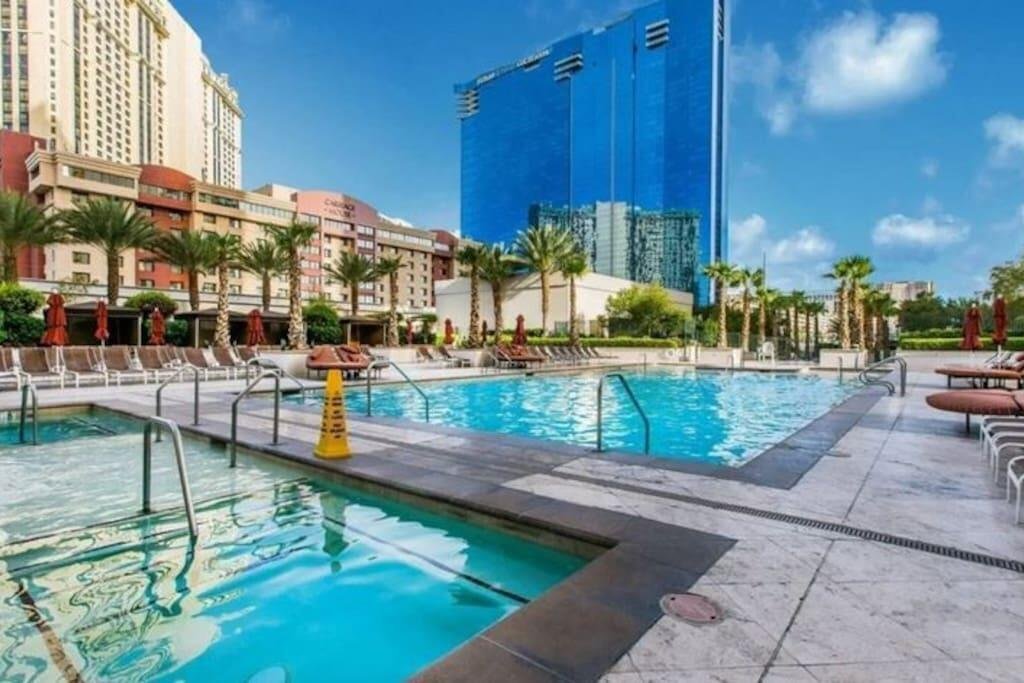 Beautiful Pool View with No Resort Fees and Free Parking at MGM Signature Accommodation Florida