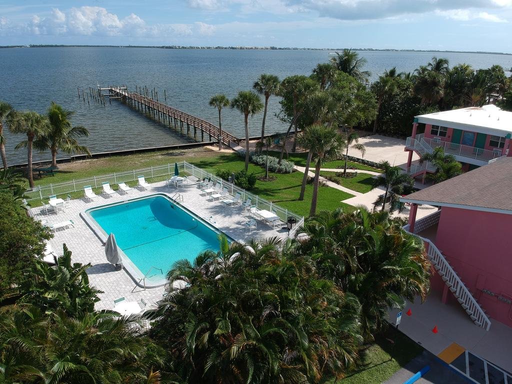 Caribbean Shores Waterfront Resort Orlando Tourists