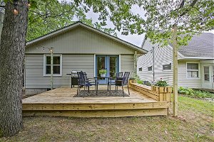 Charming Home With Deck, 2 Mi To Lake Michigan!