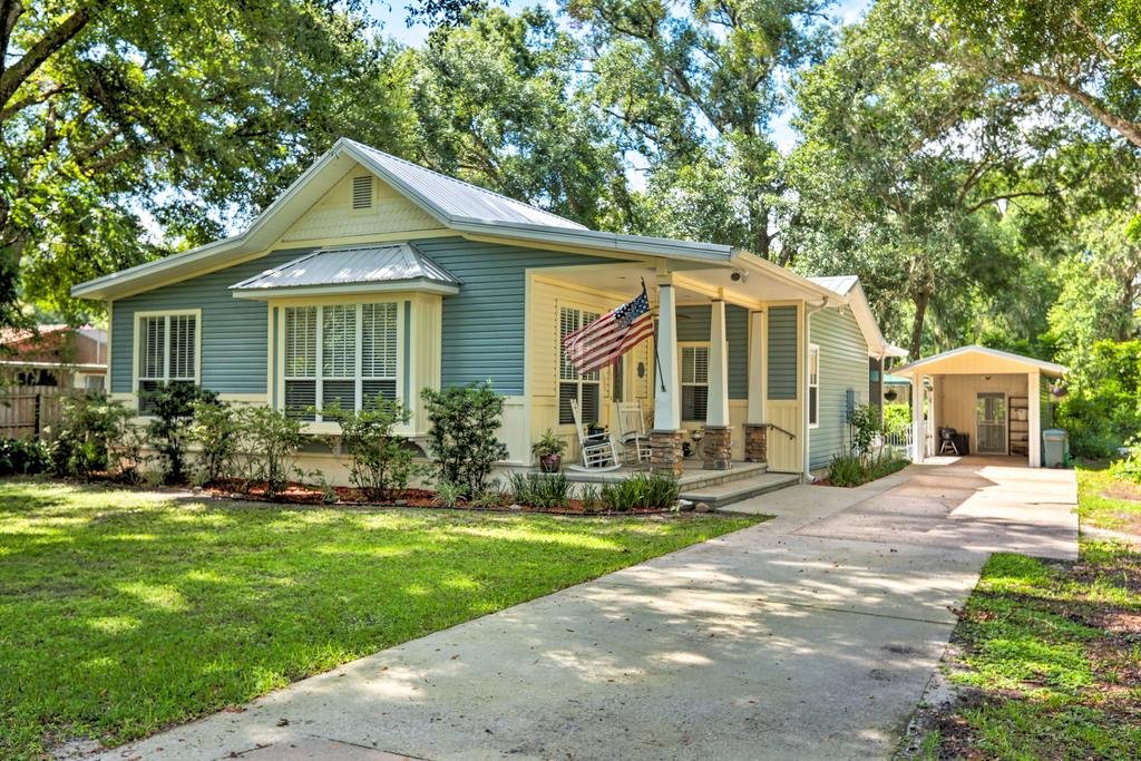 Charming Lake Helen Home with Yard by Interstate 4 Orlando Tourists