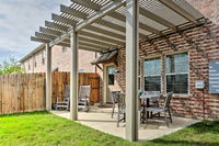 College Station Townhouse with Patio and Pool Access