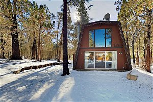 Cozy Bungalow W/ Fireplace, Minutes To Skiing! Cabin