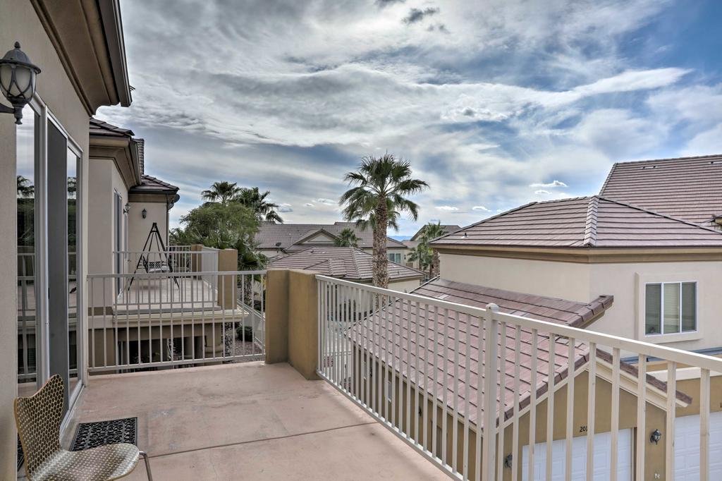 Desert Condo with Pool about 3 Miles to Colorado River Orlando Tourists