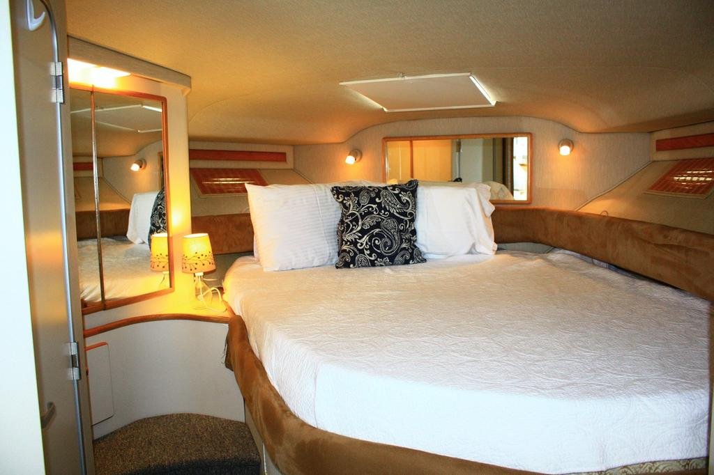 Dockside Boat and Bed - Accommodation Dallas
