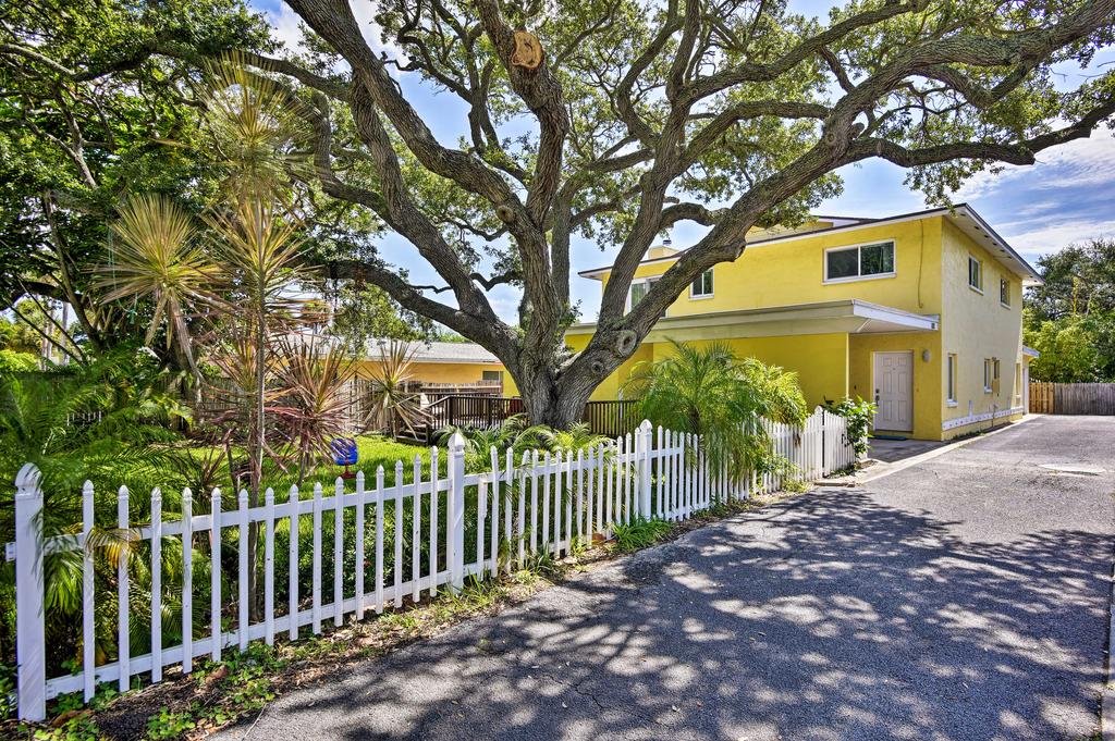 Downtown Cocoa Beach Townhome-Steps to Shore Orlando Tourists