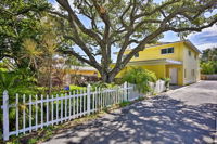 Downtown Cocoa Beach Townhome-Steps to Shore