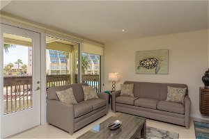 Easy Living, Down By The Sea! Close To The Beach & Pool In Beautiful Beachfront Resort