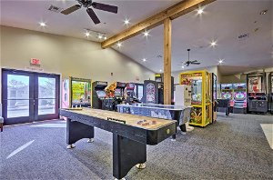 Event And Family-Friendly Branson Condo With Indoor Pool