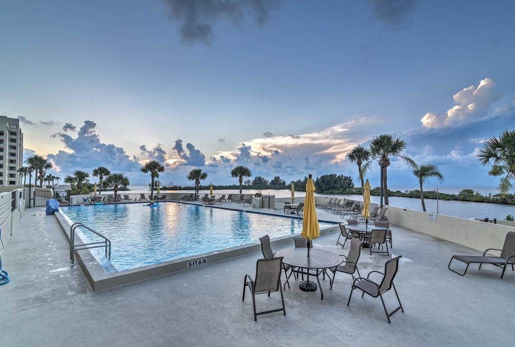 Gulf-View Hudson Condo in Beachfront Resort Orlando Tourists