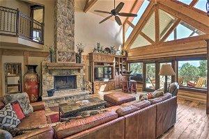 High-End Cabin Living With Hot Tub & Fire Pit!