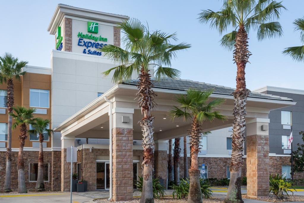 Holiday Inn Express  Suites. Orlando Tourists