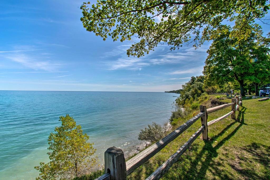 Large Family Home With Deck And Yard On Lake Huron - thumb 2