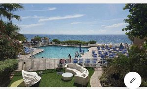 Large Room/ Private Beach/hotel Tiki Bar/Italian Restaurant/everything Walk Distance