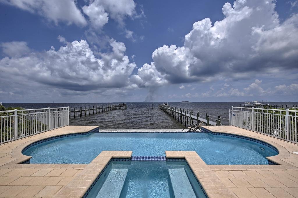Lavish Waterfront Home with Pool and Shared Dock Orlando Tourists