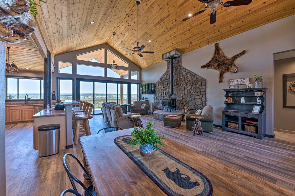 Luxe Lodge-Style Cabin with Views in AZ High Country Orlando Tourists
