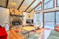 Luxe Poconos Cabin with Pool Access 25 Min to Skiing