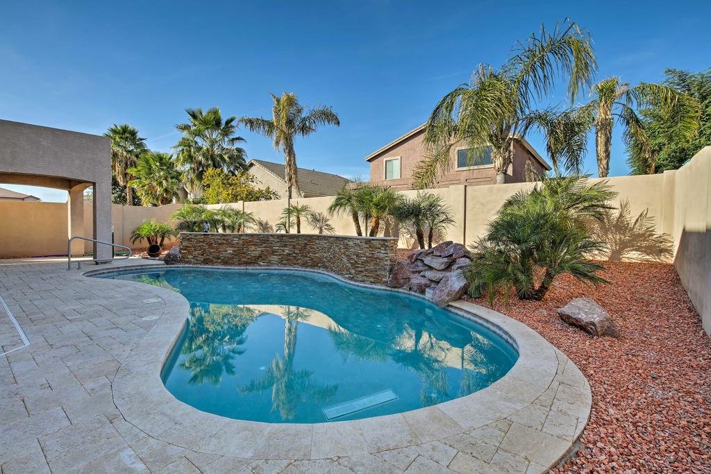 Luxurious Home with Pool 2 Mi to Surprise Stadium Orlando Tourists