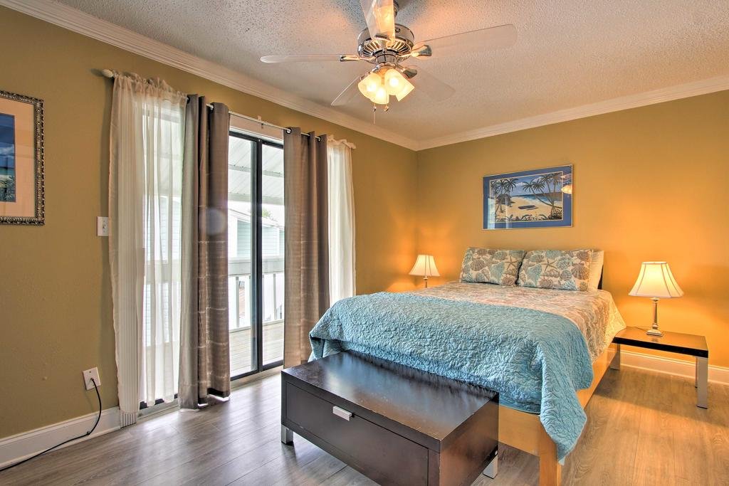 Navarre Townhome with Deck  Pool -Walk to the Beach Orlando Tourists