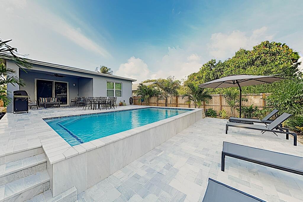 New Listing Beautifully Renovated Home w/ Pool home Orlando Tourists