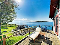 New Listing Charming Cottage W/ Dock  Bay Views Cottage
