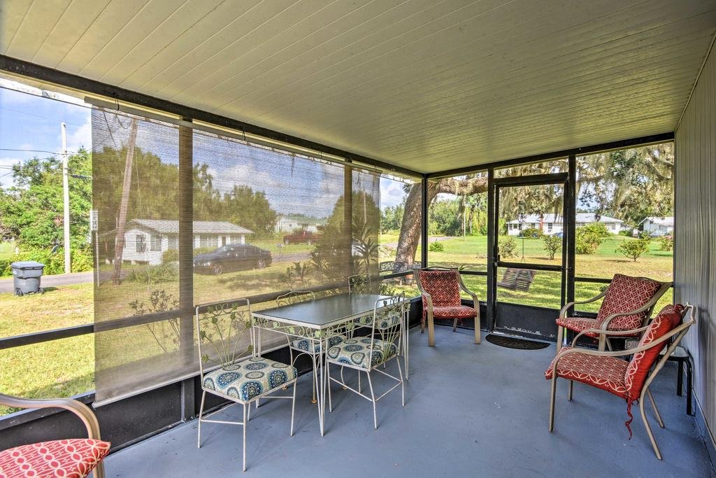 NEW Frostproof Home w/Screened-in Porch Near Lake Orlando Tourists