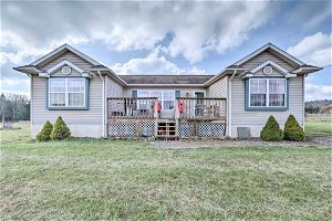 Quiet And Spacious Family Home In Beach Lake With Yard!