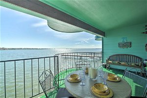 Resort Style Texas Retreat WBalcony On Lake Conroe
