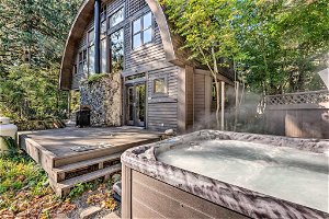 Riverfront Cabin With Hot Tub On The Skykomish River!