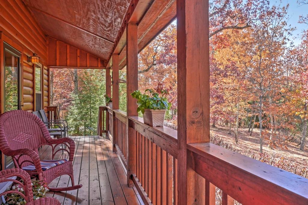 Scenic Family Cabin with Porch on Lookout Mountain Orlando Tourists