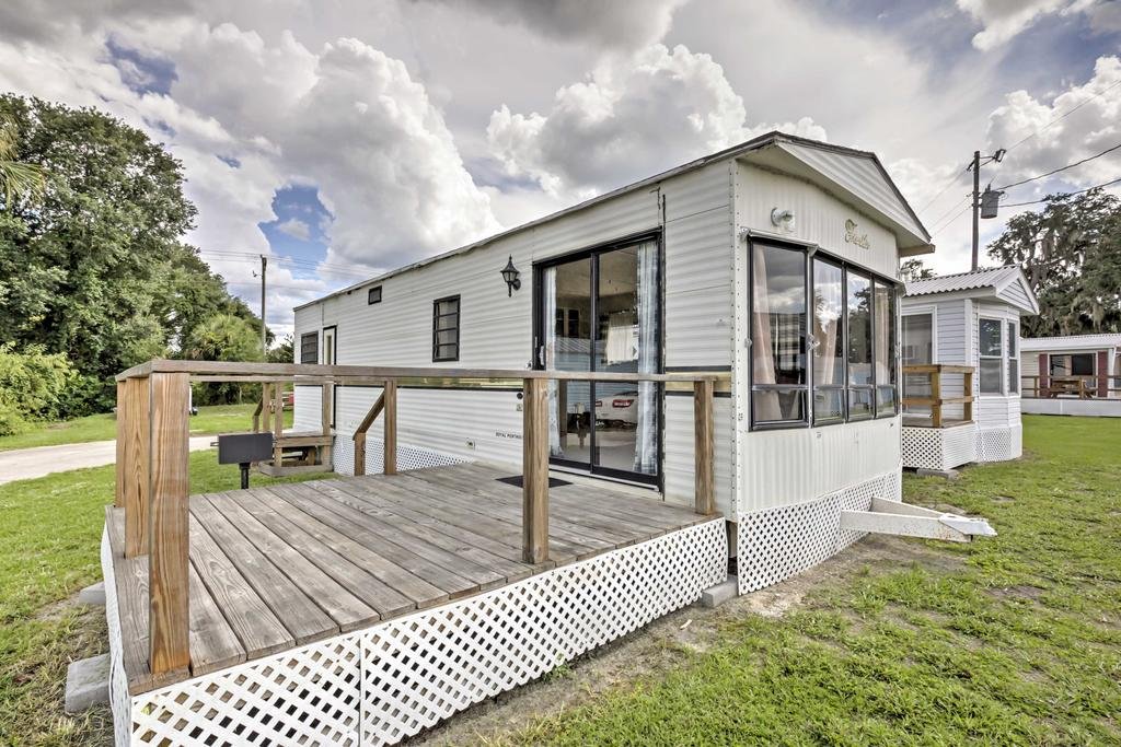 Silver Springs Cabin with Deck - Steps to the Lake Orlando Tourists