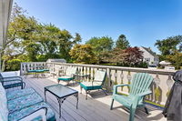 Sunny Narragansett House w/ Deck - 1.5 Mi to Beach