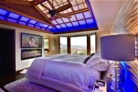 Sunny Oaks Penthouse Suite with Valley Views