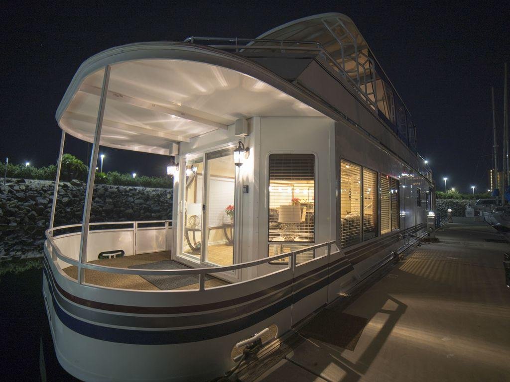 Sunset Dreams Houseboats - Click Find